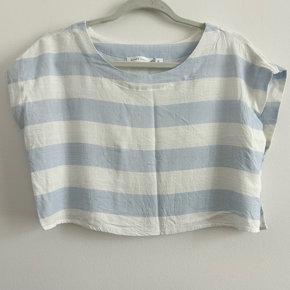 Altar’d State Vertical Stripes Cropped Boxy Tee in Blue and White size Medium